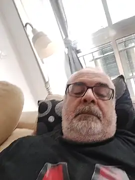 Snapshot of Satiro_Sevilla chatting on December 4, 2:48 pm Satiro Sevilla online show from December 4, 2:48 pm