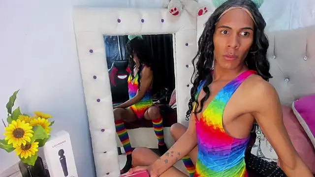 Snapshot of Strella_ferrera chatting on February 26, 3:53 am Strella ferrera online show from February 26, 3:53 am