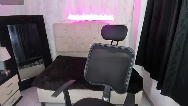 Snapshot of Strella_ferrera chatting on October 5, 4:00 am Strella ferrera online show from October 5, 4:00 am