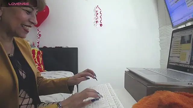 Snapshot of Angelina_Stone_65 chatting on February 14, 12:19 am Angelina Stone 65 online show from February 14, 12:19 am