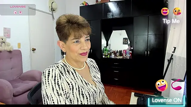 Snapshot of Angelina_Stone_65 chatting on November 19, 10:10 pm Angelina Stone 65 online show from November 19, 10:10 pm