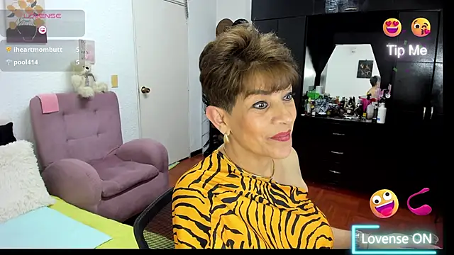 Snapshot of Angelina_Stone_65 chatting on November 26, 1:06 am Angelina Stone 65 online show from November 26, 1:06 am