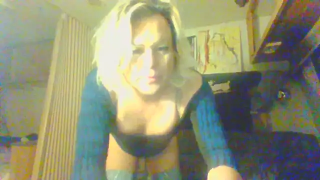 Snapshot of HoneyBdaQueen chatting on December 23, 6:44 am HoneyBdaQueen online show from December 23, 6:44 am