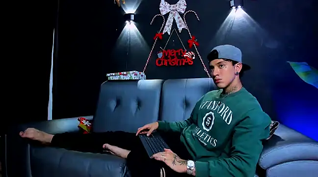 Snapshot of JUSTIN_FULLER1 chatting on December 17, 7:48 pm JUSTIN FULLER1 online show from December 17, 7:48 pm