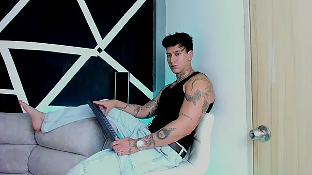 JUSTIN FULLER1 online show from November 1, 7:27 pm