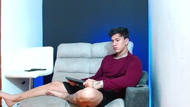 JUSTIN FULLER1 online show from April 4, 7:44 pm