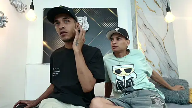 Snapshot of JordanAndAndrew chatting on December 13, 8:47 pm JordanAndAndrew online show from December 13, 8:47 pm