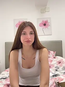 Snapshot of emma05 chatting on March 23, 5:21 am emma05 online show from March 23, 5:21 am