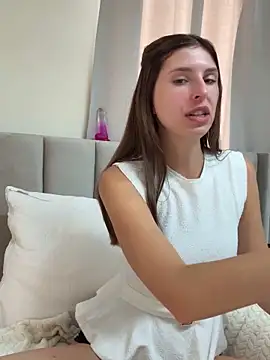 Snapshot of emma05 chatting on September 12, 6:46 am emma05 online show from September 12, 6:46 am