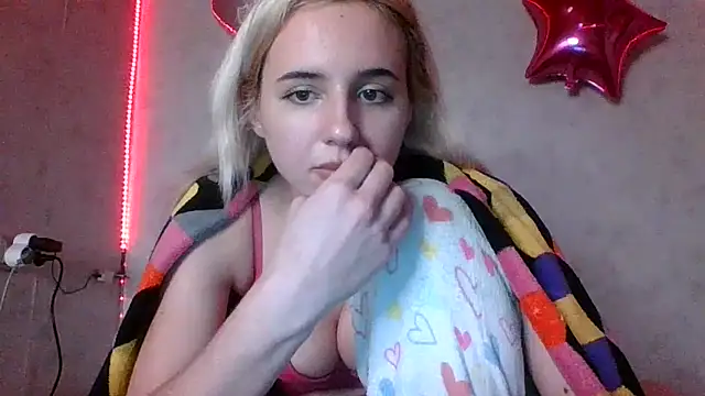 Snapshot of Puregirlaa chatting on February 27, 5:47 pm Puregirlaa online show from February 27, 5:47 pm