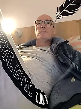 Snapshot of bogland33 chatting on September 15, 7:58 pm bogland33 online show from September 15, 7:58 pm