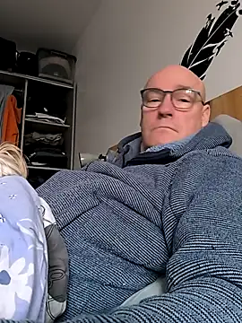 Snapshot of bogland33 chatting on December 14, 10:09 am bogland33 online show from December 14, 10:09 am