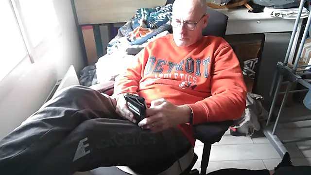 Snapshot of bogland33 chatting on May 14, 12:56 pm bogland33 online show from May 14, 12:56 pm
