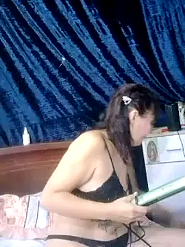 Snapshot of sthefania1710 chatting on December 15, 2:16 pm sthefania1710 online show from December 15, 2:16 pm