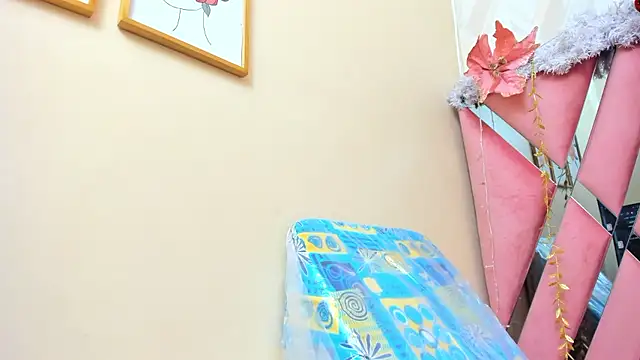 Snapshot of charlotterichardss chatting on December 6, 10:16 am charlotterichardss online show from December 6, 10:16 am