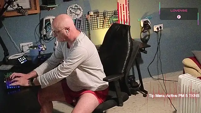 Snapshot of Pilot_Dave_69 chatting on December 5, 5:38 am Pilot Dave 69 online show from December 5, 5:38 am