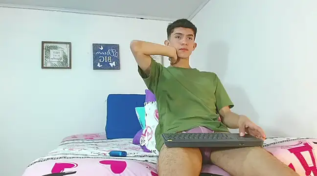Snapshot of Noah_tyler_ chatting on December 20, 11:05 pm Noah tyler online show from December 20, 11:05 pm