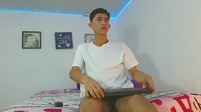 Snapshot of Noah_tyler_ chatting on December 21, 9:25 pm Noah tyler online show from December 21, 9:25 pm
