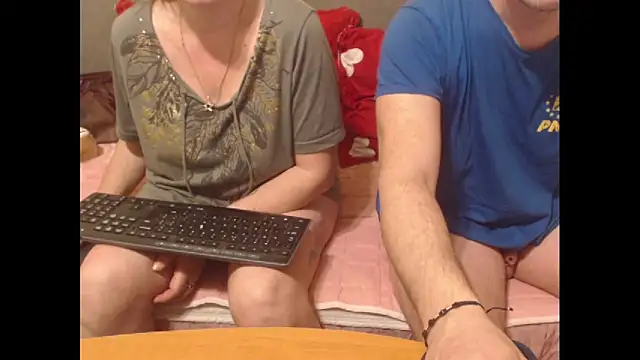 Snapshot of sweetcouplesweets chatting on March 19, 3:52 am sweetcouplesweets online show from March 19, 3:52 am