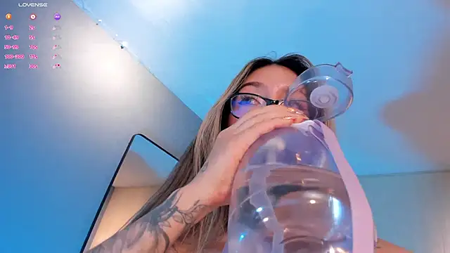 Snapshot of TaraLawrence chatting on February 25, 6:25 am TaraLawrence online show from February 25, 6:25 am