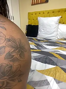 Snapshot of BeautyAuroa chatting on September 8, 6:29 pm BeautyAuroa online show from September 8, 6:29 pm