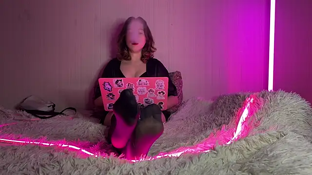 Snapshot of misswishh_ chatting on December 6, 2:13 am misswishh online show from December 6, 2:13 am