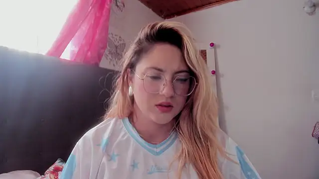 Snapshot of miss_julietaa chatting on December 2, 3:29 pm miss julietaa online show from December 2, 3:29 pm