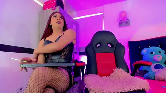 Hellen moons   online show from November 6, 7:15 pm