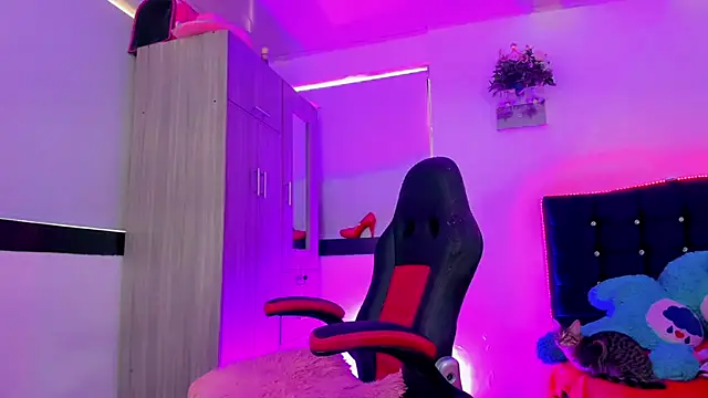 Hellen moons   online show from November 11, 7:14 pm