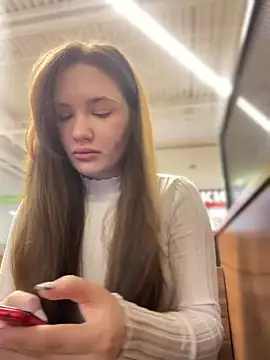 Snapshot of Holly_Molii chatting on December 12, 5:20 am Holly Molii online show from December 12, 5:20 am