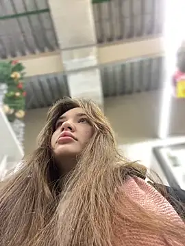 Snapshot of Holly_Molii chatting on December 15, 5:13 am Holly Molii online show from December 15, 5:13 am