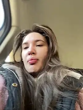 Snapshot of Holly_Molii chatting on December 18, 5:15 am Holly Molii online show from December 18, 5:15 am