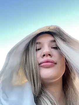 Snapshot of Holly_Molii chatting on December 19, 5:18 am Holly Molii online show from December 19, 5:18 am