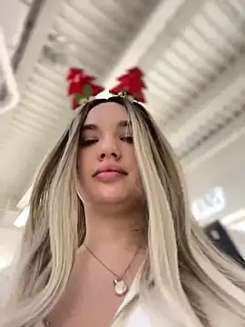 Snapshot of Holly_Molii chatting on December 29, 8:33 am Holly Molii online show from December 29, 8:33 am