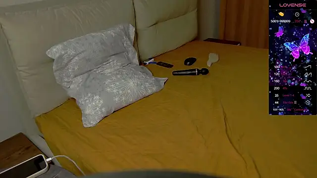 Snapshot of Holly_Molii chatting on October 11, 2:11 am Holly Molii online show from October 11, 2:11 am