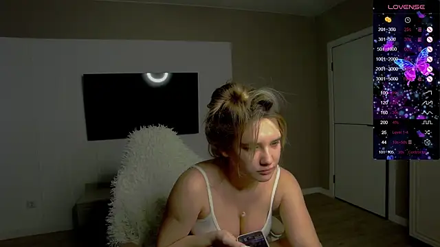 Snapshot of Holly_Molii chatting on October 30, 4:14 am Holly Molii online show from October 30, 4:14 am