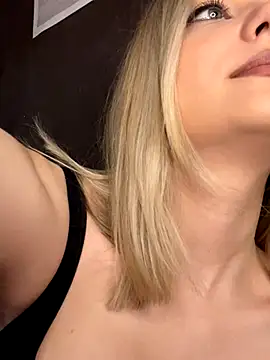 Snapshot of Alisa_Rise chatting on November 18, 10:31 am Alisa Rise online show from November 18, 10:31 am