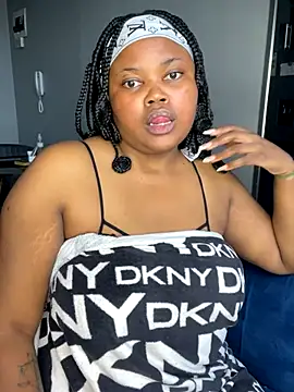 Snapshot of Curveysinaa chatting on December 18, 10:54 am Curveysinaa online show from December 18, 10:54 am