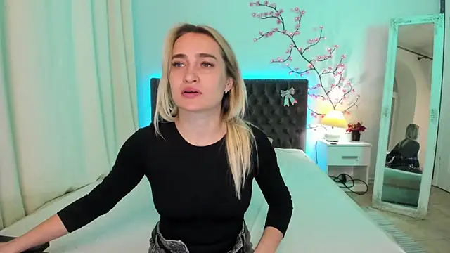 KateOwyns online show from April 11, 12:20 pm