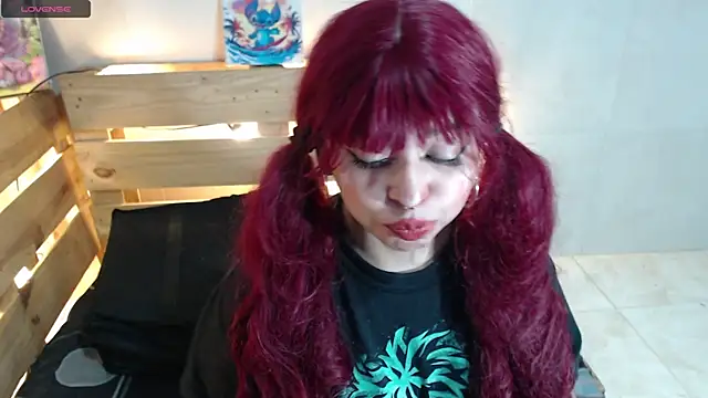 Snapshot of Bitsy_Messy chatting on November 29, 2:14 am Bitsy Messy online show from November 29, 2:14 am