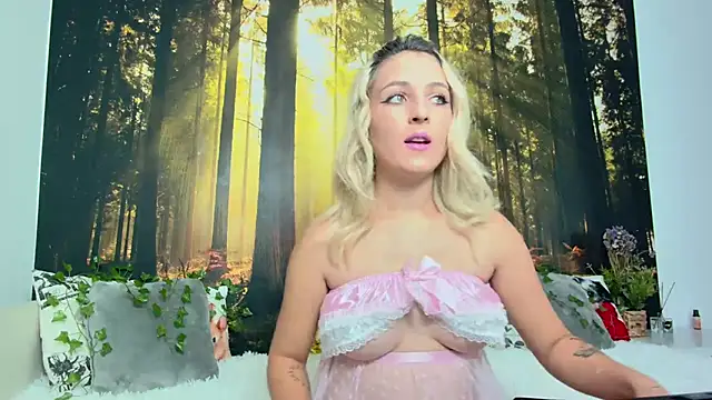 Snapshot of LittleAngelXO chatting on October 7, 7:22 pm LittleAngelXO online show from October 7, 7:22 pm