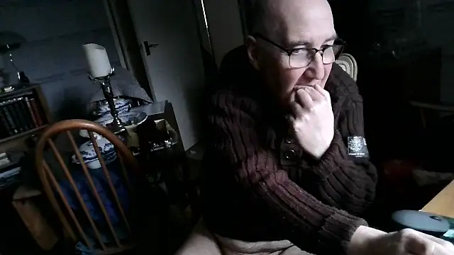 Snapshot of Adamdaddybear chatting on February 8, 3:10 pm Adamdaddybear online show from February 8, 3:10 pm