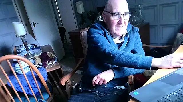 Snapshot of Adamdaddybear chatting on February 10, 1:22 pm Adamdaddybear online show from February 10, 1:22 pm