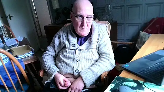 Snapshot of Adamdaddybear chatting on February 17, 1:21 pm Adamdaddybear online show from February 17, 1:21 pm