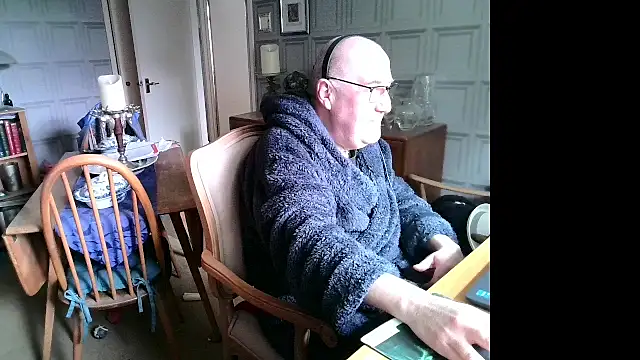 Snapshot of Adamdaddybear chatting on March 17, 9:33 am Adamdaddybear online show from March 17, 9:33 am