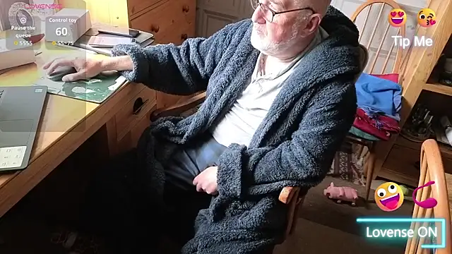 Snapshot of Adamdaddybear chatting on September 14, 8:46 am Adamdaddybear online show from September 14, 8:46 am