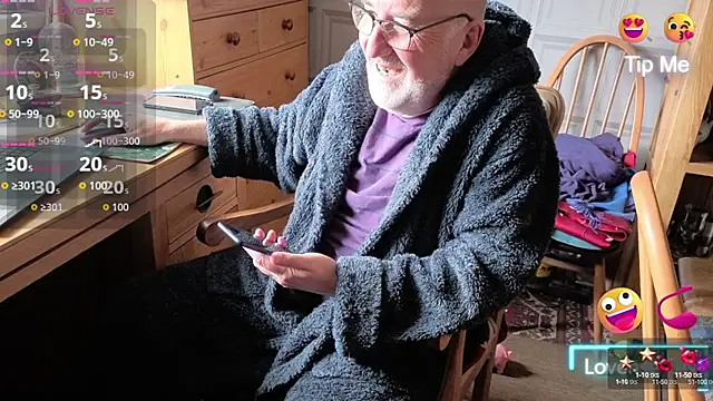 Snapshot of Adamdaddybear chatting on September 27, 8:19 am Adamdaddybear online show from September 27, 8:19 am