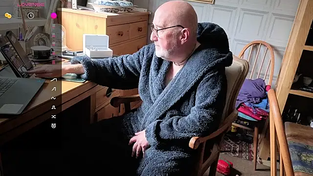 Snapshot of Adamdaddybear chatting on October 8, 7:50 am Adamdaddybear online show from October 8, 7:50 am