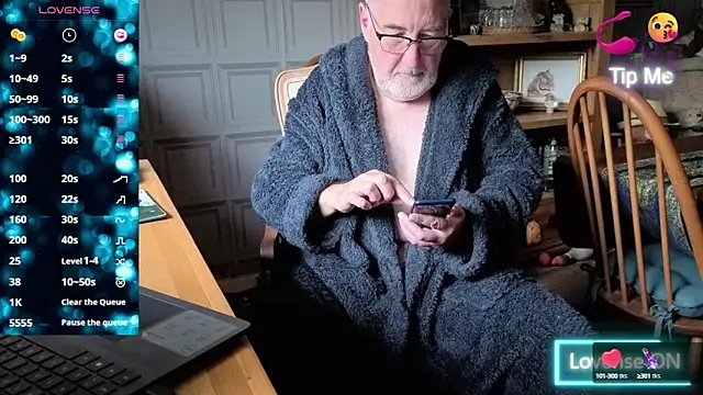 Snapshot of Adamdaddybear chatting on October 15, 7:41 am Adamdaddybear online show from October 15, 7:41 am