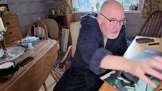 Snapshot of Adamdaddybear chatting on October 27, 7:34 am Adamdaddybear online show from October 27, 7:34 am